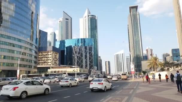 (Inggris) Doha, Qatar - November 18. Tahun 2019. Cityscape pusat kota di Jalan Omar Al Mukhtar — Stok Video