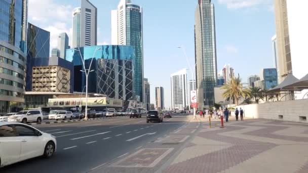 カタール・ドーハ- 11月18日。2019年。オマル・アル・ムフタール通りの街並 — ストック動画