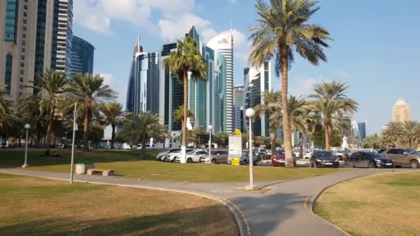 Doha, Katar - 18 numara. 2019. Dohas Al Dafna bölgesinde yüksek binalar var. — Stok video