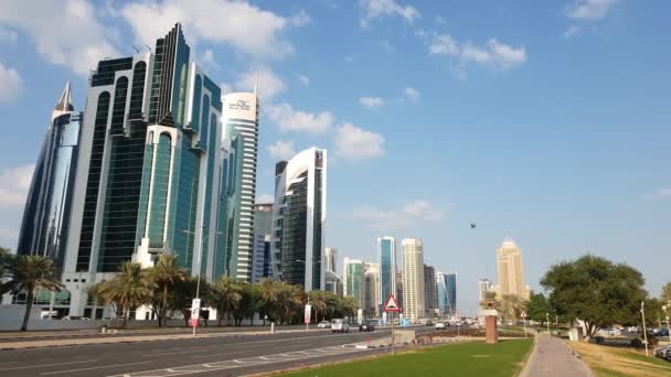 Doha, Katar - 18 numara. 2019. Dohas Al Dafna bölgesinde yüksek binalar var. — Stok video