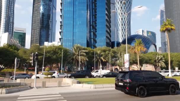 カタール・ドーハ- 11月18日。2019年。高層ビルが立ち並ぶアル・ダフナ地区は — ストック動画