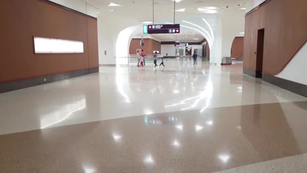 カタール・ドーハ- 11月20日。2019年。コルニッチ地下鉄駅の内装 — ストック動画