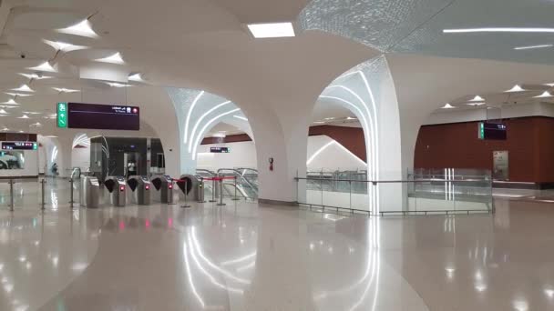 Доха, Катар - 20 ноября. 2019 год. Интерьер станции метро Corniche — стоковое видео