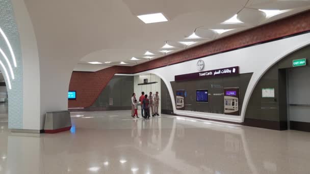 Doha, qatar - 20. Nov. 2019. das Innere einer Corniche-Metrostation — Stockvideo