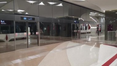 Doha, Katar - 20 numara. 2019. Al Qassar metro istasyonunun içi.