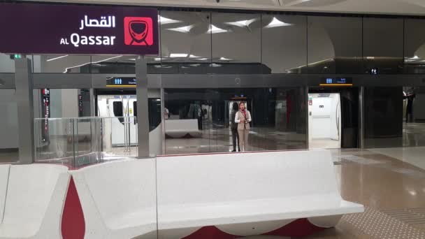 Doha, Katar - nov 20. 2019. Az Al Qassar metróállomás belseje — Stock videók