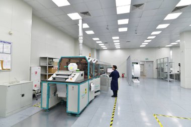 Moskova, Rusya - Aralık 5.2019. Mikron 'daki makinede çalışan bir işçi. Çip üretimi için en büyük fabrika. Zelenograd
