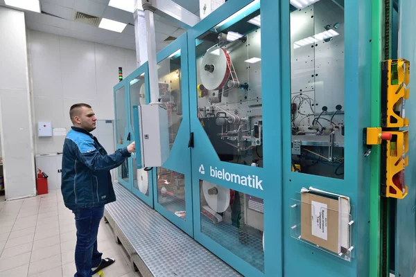 Moscú, Rusia - Dec. 5.2019. Trabajador en la máquina en Mikron - planta más grande para la producción de chips. Zelenograd — Foto de Stock