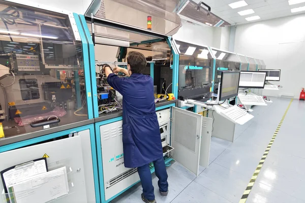 Moscú, Rusia - Dec. 5.2019. Trabajador en la máquina en Mikron - planta más grande para la producción de chips. Zelenograd — Foto de Stock