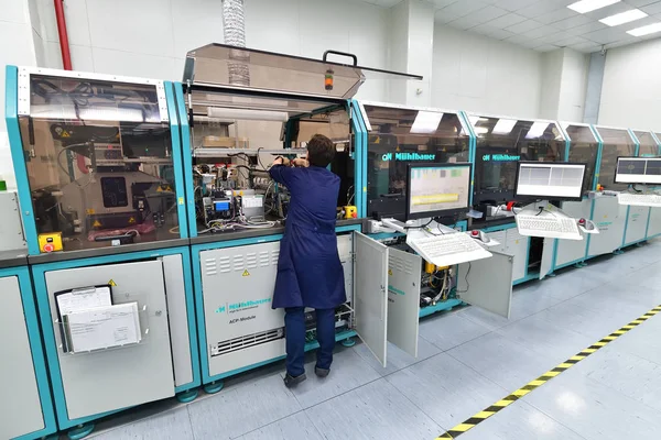 モスクワ、ロシア- 2019年12月5日。マイクロンの機械の労働者-チップの生産のための最大の工場。ゼレノグラード — ストック写真