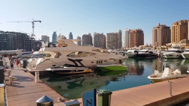 Doha, Qatar - 23 november. 2019. Jachten in Porto Arabia op het Pearl Island — Stockvideo
