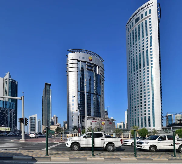Doha, Qatar - 24 nov. 2019. Ministeriet för Jastice och andra skyskrapor på Omar Al Mukhtar Street — Stockfoto
