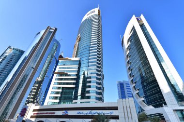 Doha, Katar - 24 numara. 2019. Al Funduq caddesindeki Katar Genel Elektrik ve Su Kuruluşu ve Doha Bankası