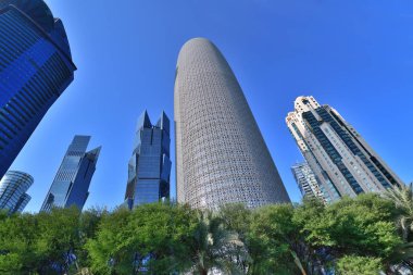 Doha, Katar - 24 numara. 2019. Burj Katar ve gökyüzü arkaplanındaki diğer gökdelenler
