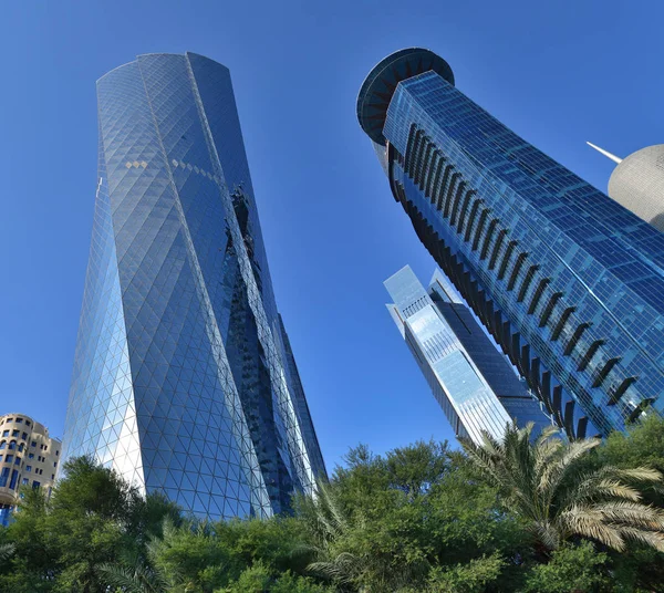 Doha, Qatar - Nov 24. 2019. Torre Al Bidda y World Trade Center en el fondo del cielo —  Fotos de Stock