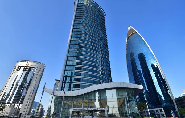 Доха, Катар - 24 ноября. 2019 год. Офисная башня "Альфардан", министерство Ястице и башня "Вокод" — стоковое фото
