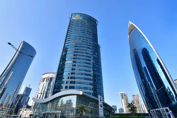 Doha, Qatar - 24 de novembro. 2019. Alfardan Office Tower WORK e Woqod Tower — Fotografia de Stock