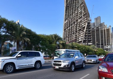 Doha, Katar - 24 numara. 2019. Al Corniche Caddesi 'nde trafik var. Batı Körfezi' nin ana caddelerinden biri.