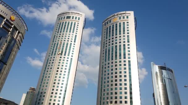 Doha, Qatar - 24 november. 2019. Alfardan Office Tower Work en het ministerie van Jastice — Stockvideo