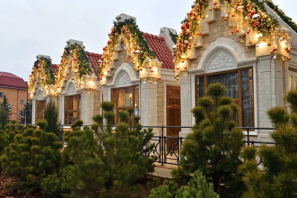 Moscú, Rusia - Dec 13.2019. Viaje a la Navidad es Moscú Temporadas - festival de invierno en Zelenograd. Edificios de estilo crimeo — Foto de Stock