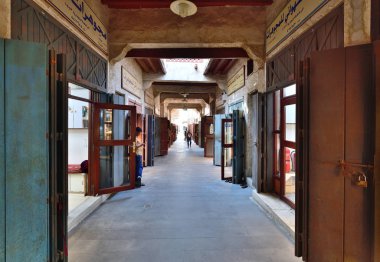 Doha, Katar - 21 Kasım. 2019. Souq Waqif - Pazar yeri geleneksel giysi, baharat, el işi ve hediyelik eşya satışıyla ünlüdür. Mücevher satışı