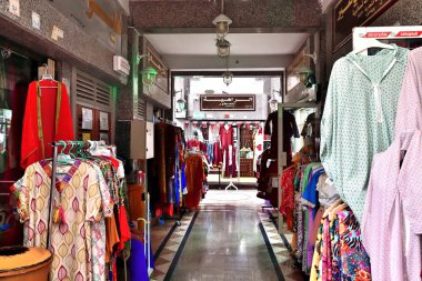 Doha, Katar - 21 Kasım. 2019. Souq Waqif - Pazar yeri geleneksel giysi, baharat, el işi ve hediyelik eşya satışıyla ünlüdür.