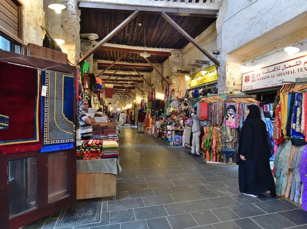 カタール・ドーハ- 11月21日。2019年。Souq Waqif -市場は、伝統的な衣類、スパイス、手工芸品、お土産を販売するために注目されています — ストック写真