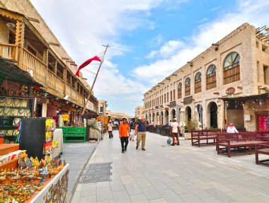 Doha, Katar - 21 Kasım. 2019. Souq Waqif - Pazar yeri geleneksel giysi satışıyla ünlüdür. Açık havada.