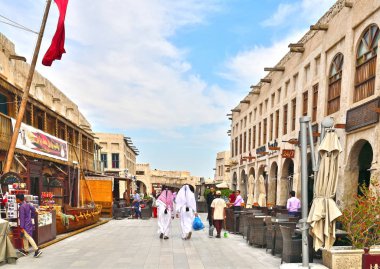 Doha, Katar - 21 Kasım. 2019. Souq Waqif - Pazar yeri geleneksel giysi satışıyla ünlüdür. Açık havada.