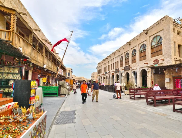 Doha, Qatar - Nov 21 2019. Souq Waqif - ринок відомий продажем традиційного одягу. На вулиці — стокове фото