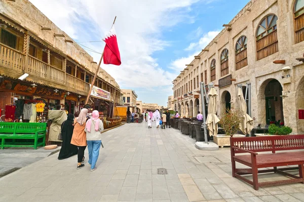 Doha, Qatar - Nov 21 2019. Souq Waqif - ринок відомий продажем традиційного одягу. На вулиці — стокове фото