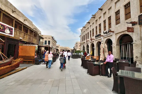 Doha, Qatar - 21 de novembro. 2019. Souq Waqif - mercado é conhecido por vender roupas tradicionais. Ao ar livre — Fotografia de Stock