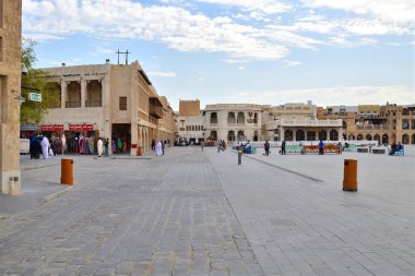 Doha, Katar - 21 Kasım. 2019. Souq Waqif - Pazar yeri geleneksel giysi satışıyla ünlüdür. Dışarıda.
