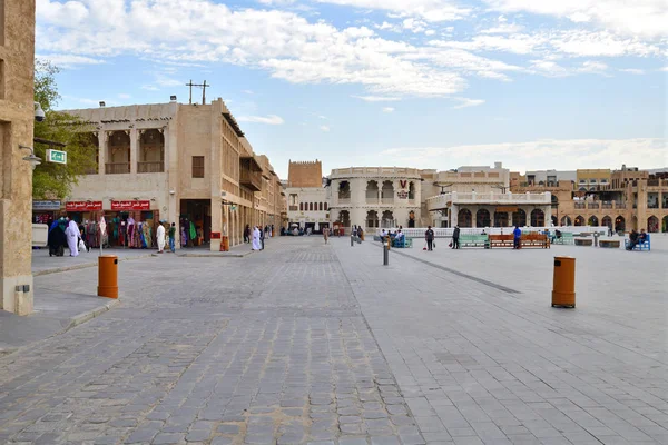 Doha, Qatar - Nov 21. 2019. Souq Waqif - mercado se caracteriza por la venta de prendas tradicionales. Afuera. — Foto de Stock