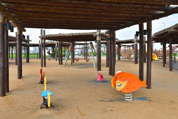 Doha, Qatar - 21 novembre. 2019. Aire de jeux avec parasol en bois dans le jardin Souq Waqif — Photo