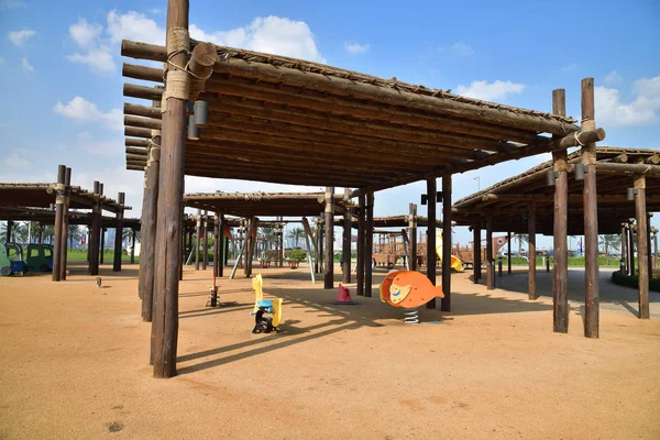 Doha, Qatar - 21 de novembro. 2019. Parque infantil com guarda-sol de madeira em Souq Waqif Garden — Fotografia de Stock