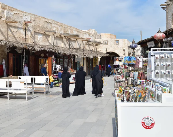 Doha, Qatar - 21 de novembro. 2019. Souq Waqif - mercado para a venda de roupas tradicionais. Fora — Fotografia de Stock