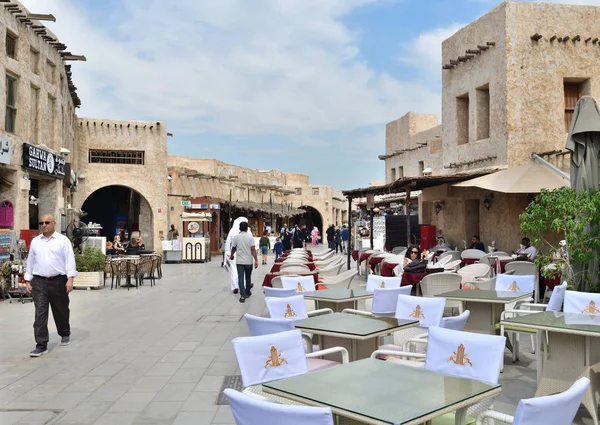 Doha, Qatar - 21 de novembro. 2019. Souq Waqif - mercado para a venda de roupas tradicionais. Fora — Fotografia de Stock