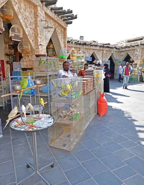 Doha, Katar - 21 Kasım. 2019. Souq Waqif 'te kuş satmak - geleneksel giysi satmak için pazar yeri. — Stok fotoğraf