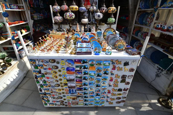 Doha, Qatar. Selling souvenirs on Souq Waqif - marketplace for selling traditional garments. — Stock Photo, Image