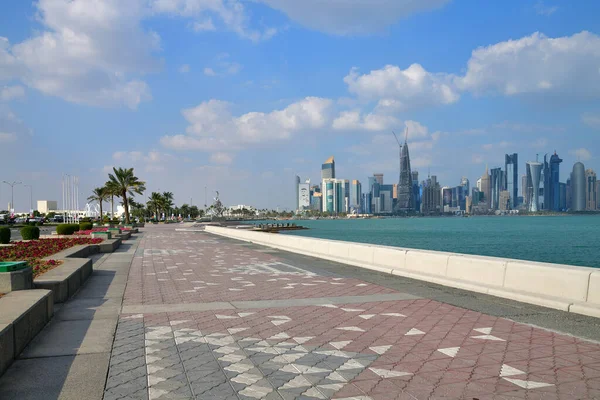 Doha, Qatar - 21 de novembro. 2019. O Corniche Waterfront é um lugar popular para turistas ambulantes e Qatari — Fotografia de Stock