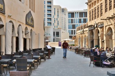 Doha, Katar - 21 Kasım. 2019. Souq Waqif pazarındaki sokak kafesi.
