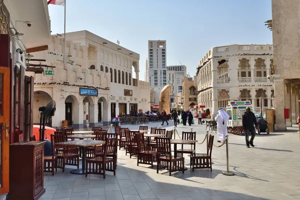 Doha, Qatar - Nov 21 2019. Le Pouce - це скульптура у формі великого пальця, витвір мистецтва відомого французького художника Чезара Бальдачіні. — стокове фото