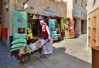 Doha, Katar - 21 Kasım. 2019. Geleneksel tekstil ürünlerinin Souq Waqif 'te satışı - geleneksel giysi satmak için pazar yeri