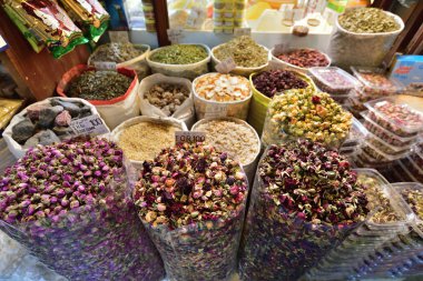 Doha, Katar - 21 Kasım. 2019. Souq Waqif 'teki kuru gül çiçekleri ve diğer baharatlar - geleneksel giysi satmak için pazar yeri