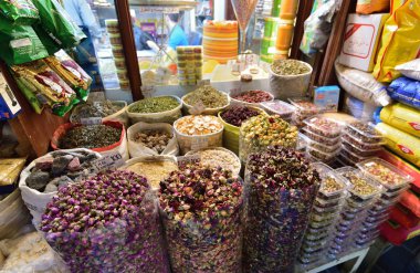Doha, Katar - 21 Kasım. 2019. Souq Waqif 'teki kuru gül çiçekleri ve diğer baharatlar - geleneksel giysi satmak için pazar yeri