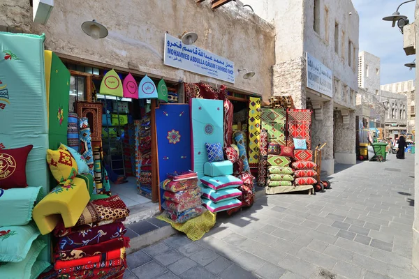 Doha, Qatar - 21 novembre. Il 2019. Vendita di prodotti tessili tradizionali su Souq Waqif - mercato per la vendita di indumenti tradizionali — Foto Stock