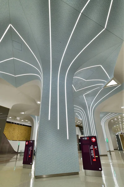 Доха, Катар - 20 ноября. 2019 год. Интерьер станции метро Al Bidda — стоковое фото