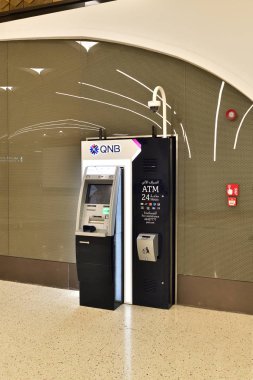 Doha, Katar - 20 numara. 2019. Al Bidda metro istasyonundaki Katar Ulusal Bankası 'nın ATM' si.