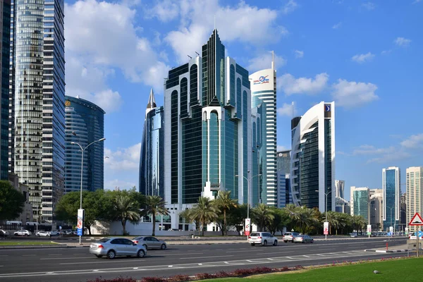 Dauhá, Katar - 23. listopadu. 2019. Salam Tower a Doha Bank v ulici Al Funduq — Stock fotografie
